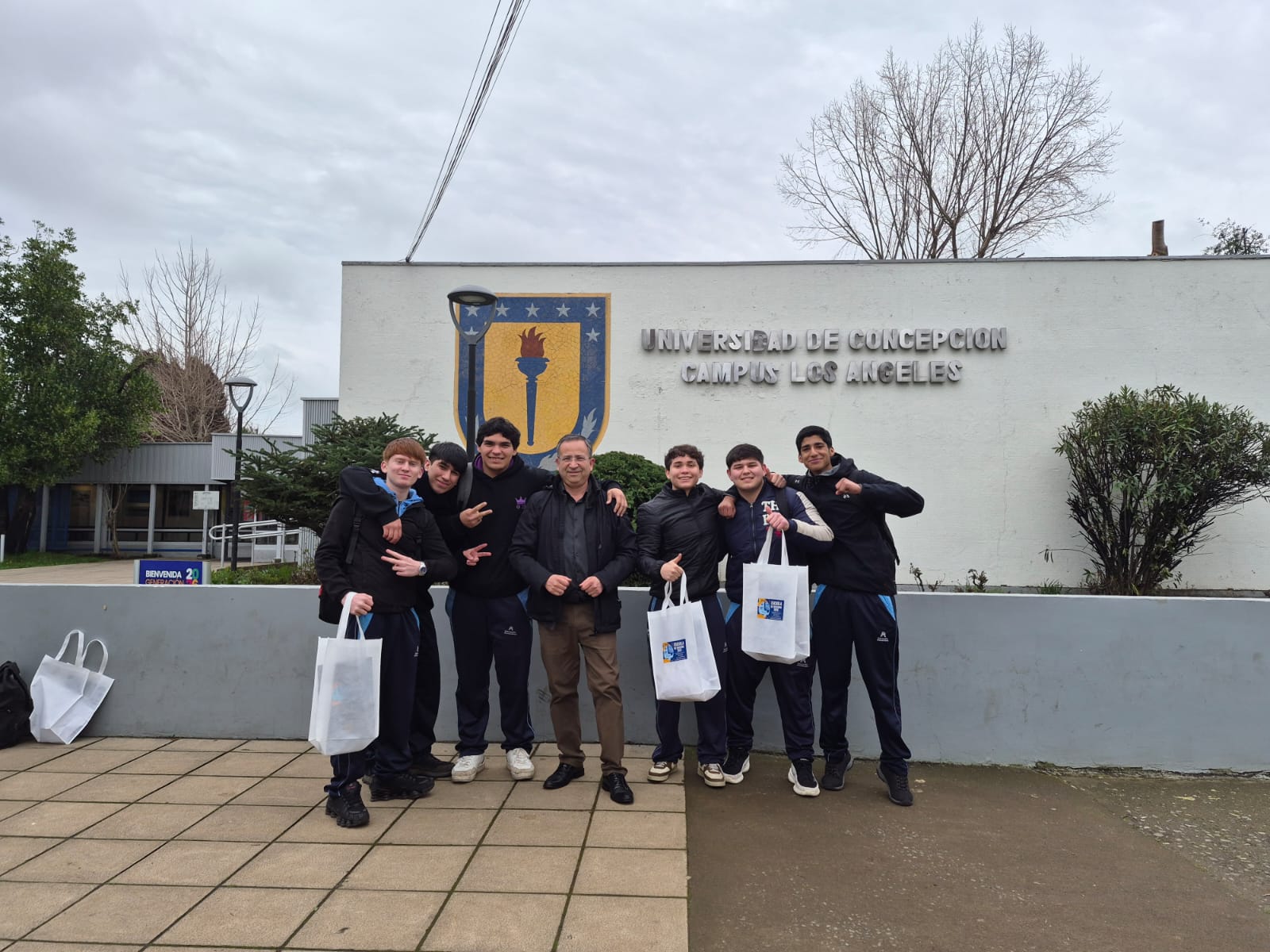 Héctor con estudiantes en Universidad de Concepción